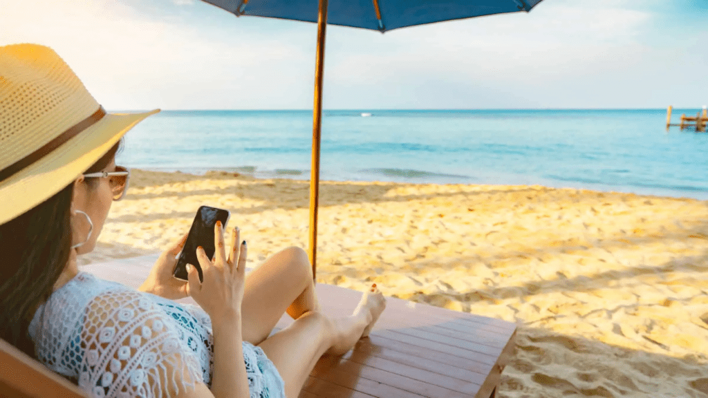 Mobiel bellen en internetten op vakantie: waar moet je rekening mee houden?
