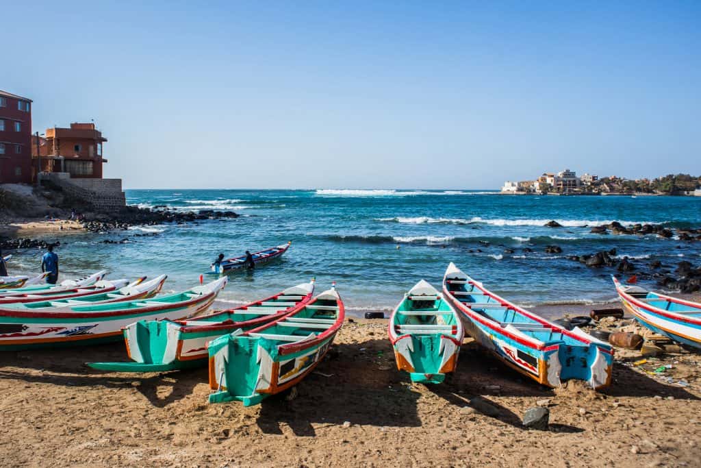 Boten op het strand van Dakar in Senegal