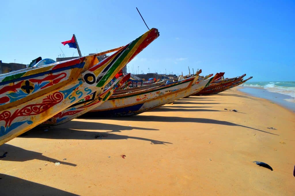 Kleurrijke bootjes op het strand in Senegal