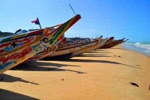 Kleurrijke bootjes op het strand in Senegal