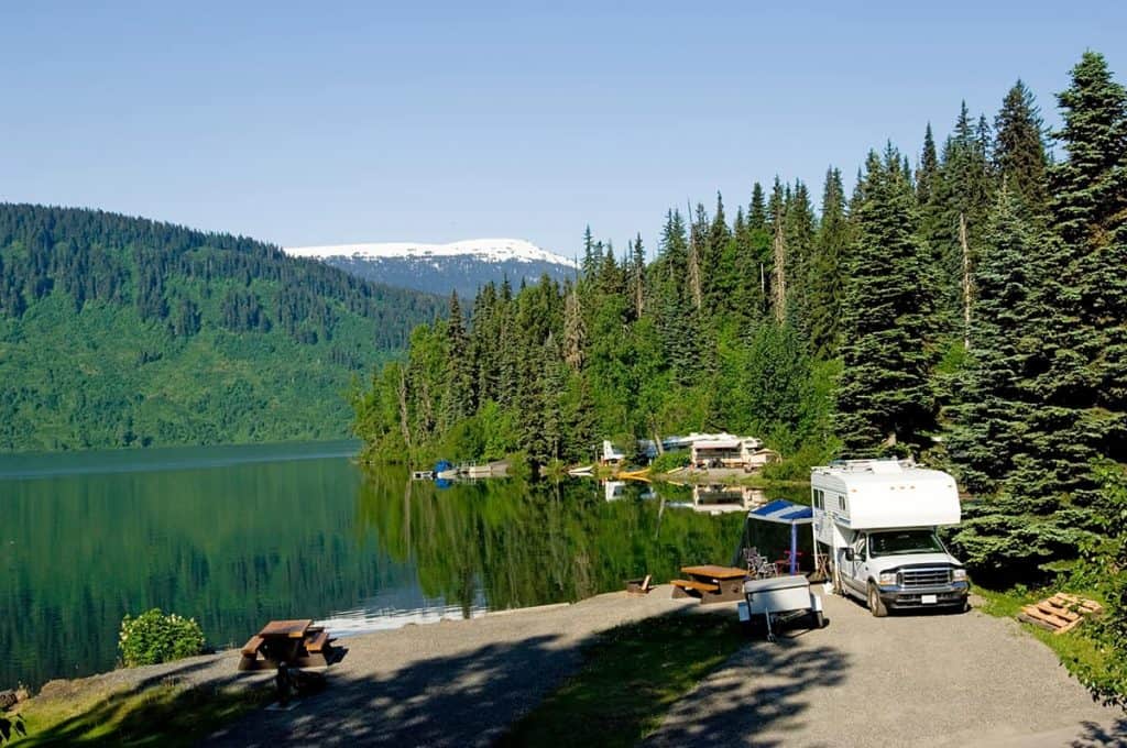 Camper naast een meer in Canada aan het wildkamperen
