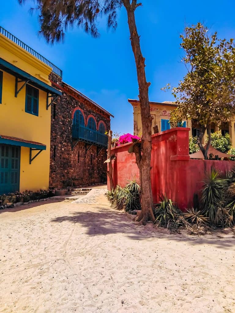 Kleurrijke huisjes op slaveneiland Goree in Dakar, Senegal