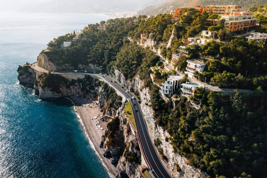 Luchtfoto van de weg en bergen aan zee door het prachtige landschap in Italië