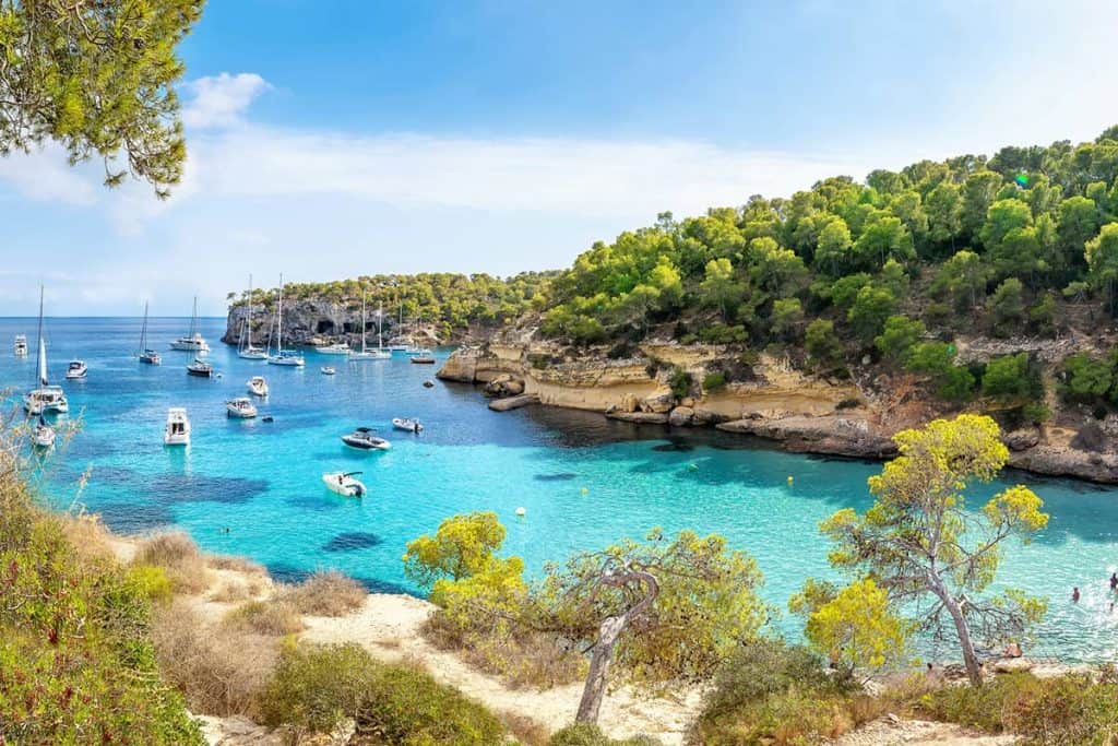 Strand, baai en azuurblauw water op Mallorca
