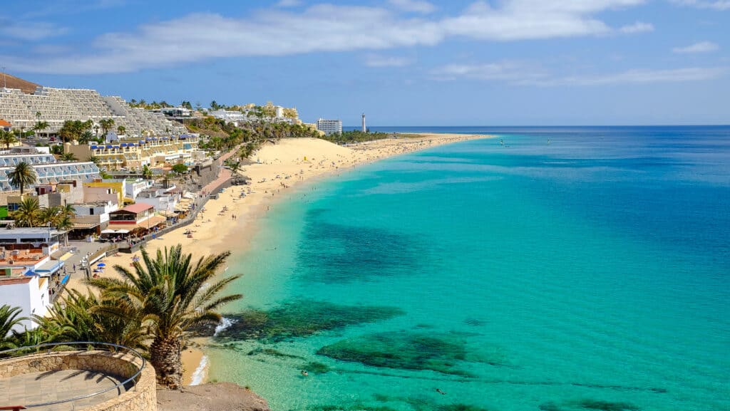 Strand en helder azuurblauwe zee in Playa del Matorral in Morro Jable, Fuerteventura