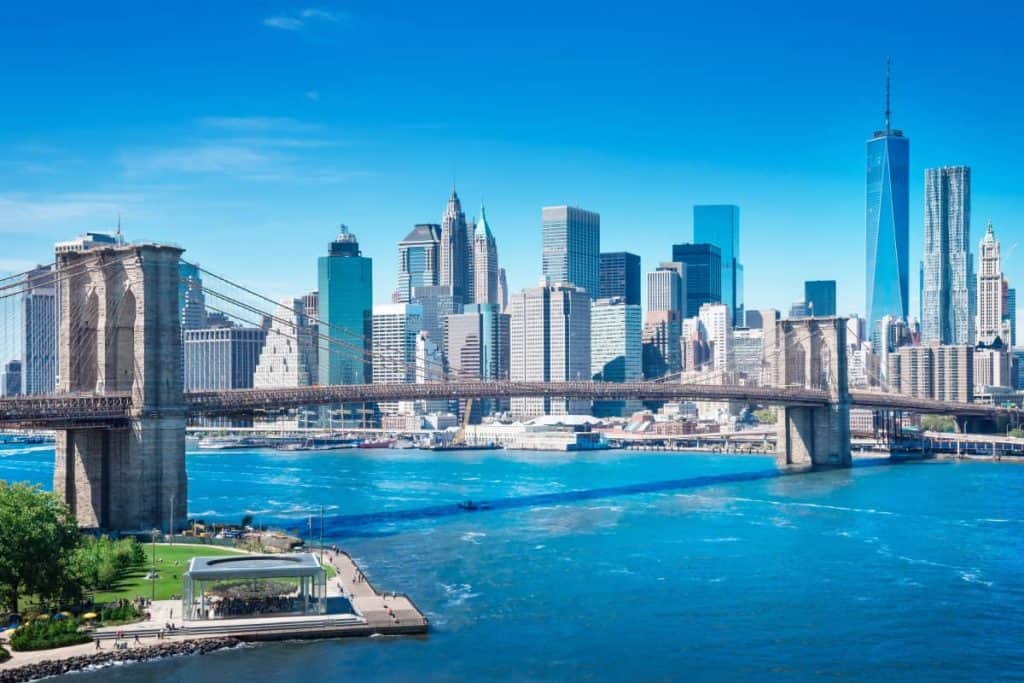 Uitzicht op New York met Manhattan Bridge en Freedom Tower