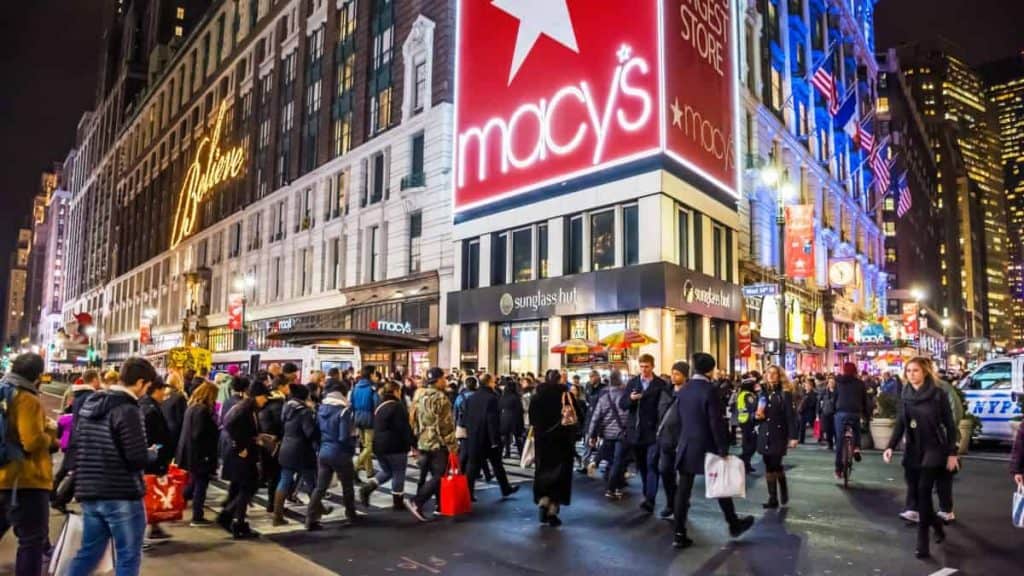 Vele shoppers en toeristen op Herald Square bij Macy's in New York, Verenigde Staten