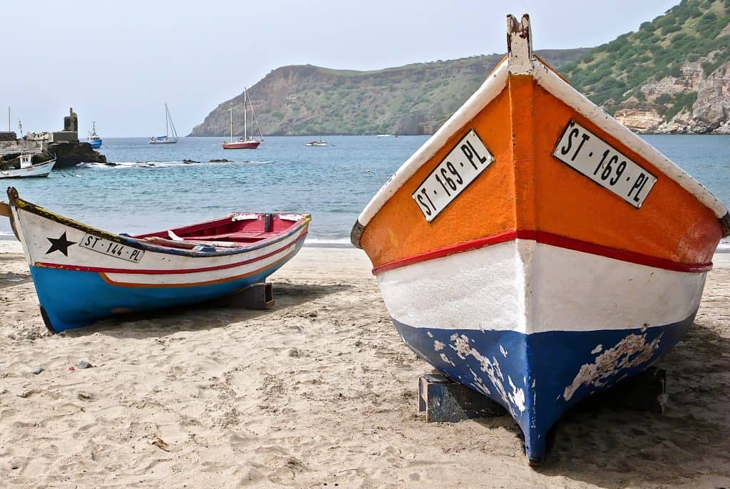 boten op het strand van Tarrafal in Kaapverdië