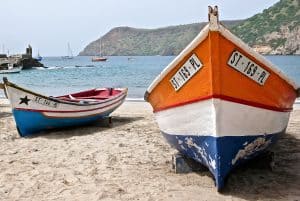 boten op het strand van Tarrafal in Kaapverdië