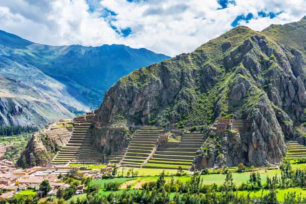 Uitzicht over inca stad Ollaytantambo bij Machu Picchu