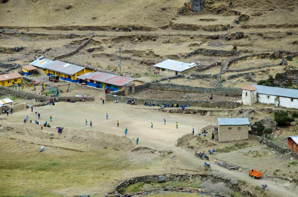 voetballende kinderen in een dorp op de Lares Trek