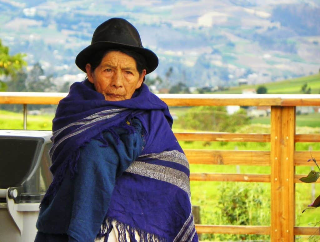 Een oude vrouw in het Andes gebergte