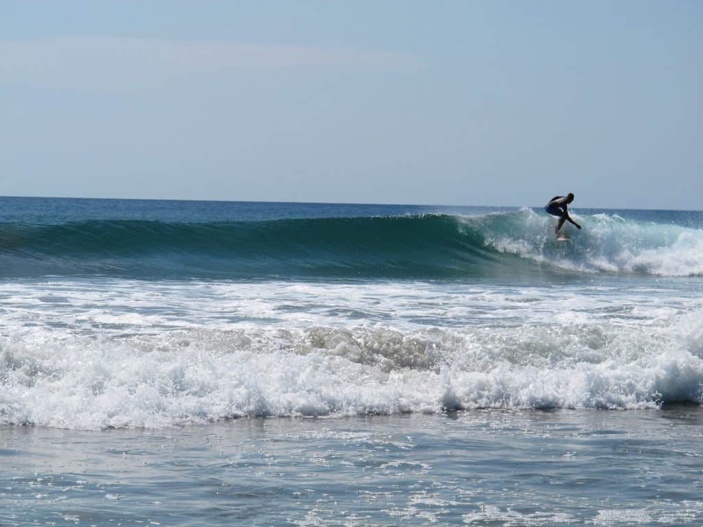 Surfen op de golven bij het strand van El Salvador
