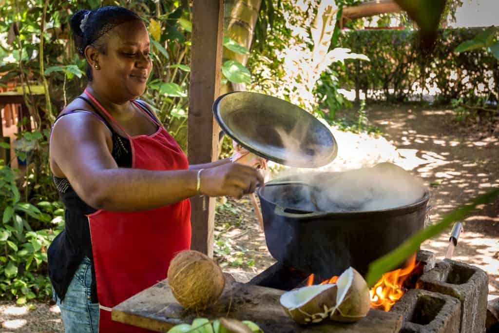 Vrouw is aan het koken in de jungle