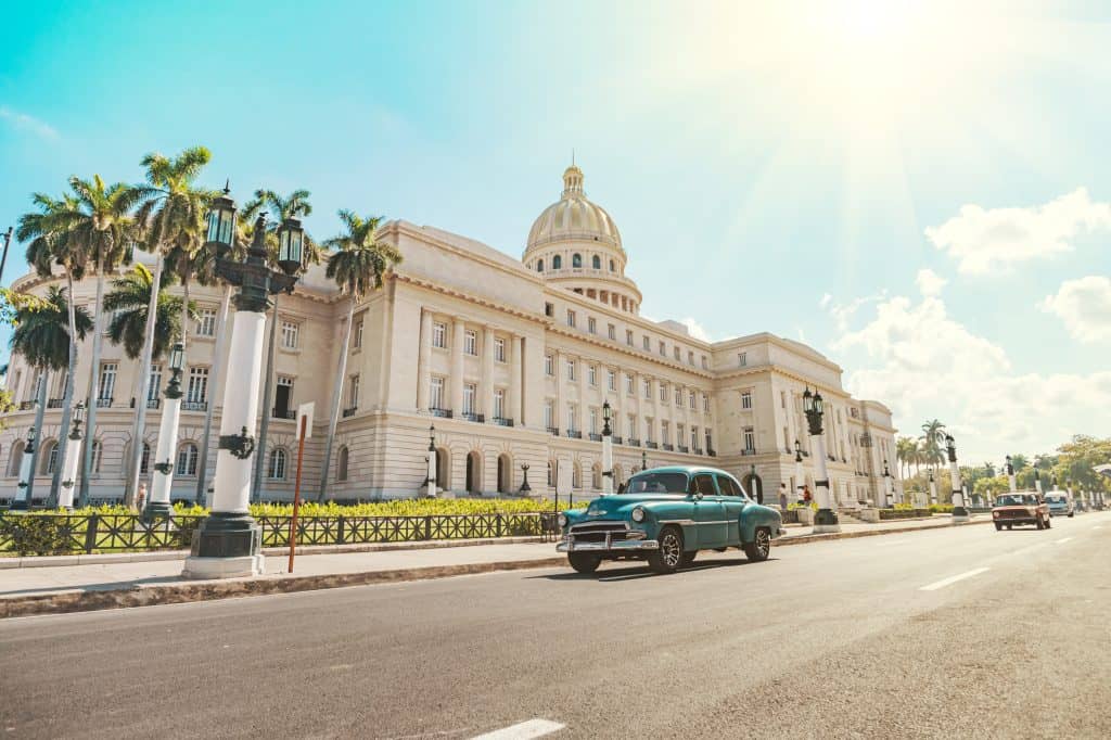 Oude auto bij het Capitool van Havana in Cuba