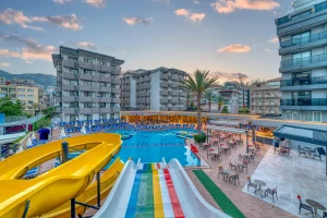 Zwembad en glijbanen van het Kahya hotel in Alanya, Turkije