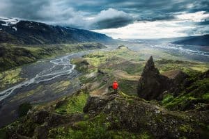 Thorsmork in IJsland. Een wandelaar kijkt uit over de vallei