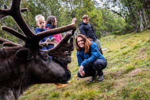 Kinderen met een eland in Zweden