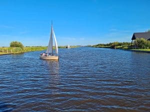 Een boot op een meer in Friesland op een zomerdag