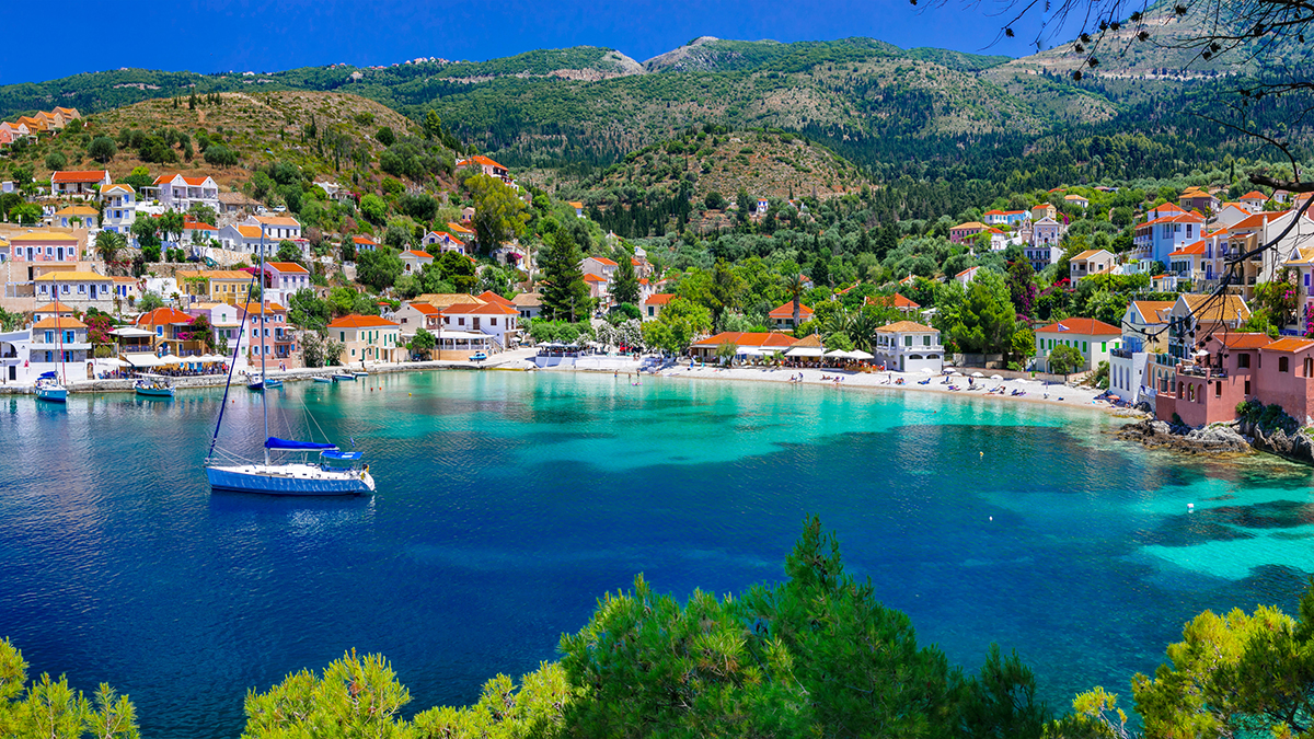 Uitzicht op Assos met prachtige baai op Kefalonia, Griekenland