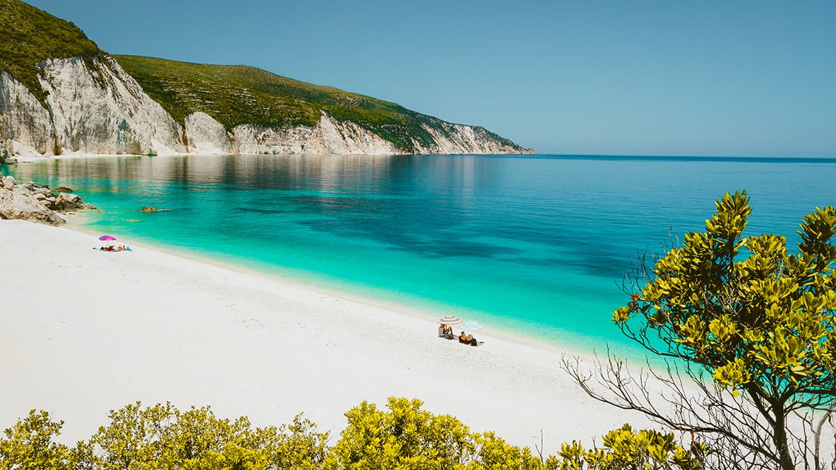 Azuurblauwe zee en zandstrand van Zakynthos, Griekenland