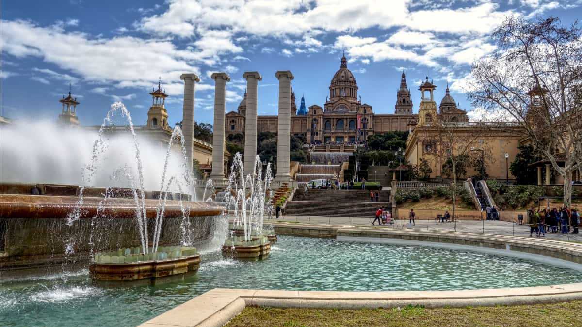 Fonteinen en Palau Nacional in Barcelona, Spanje