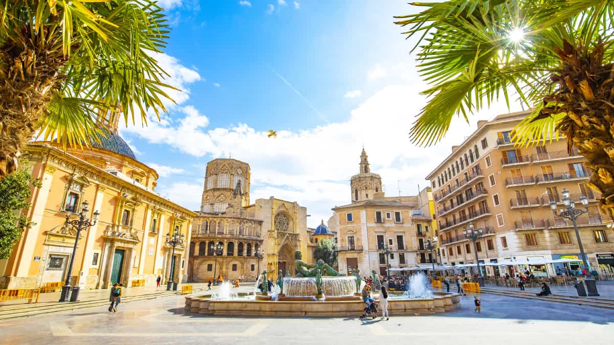 Uitzicht over Plaza de la Virgen in het oude centrum van Valencia, Spanje