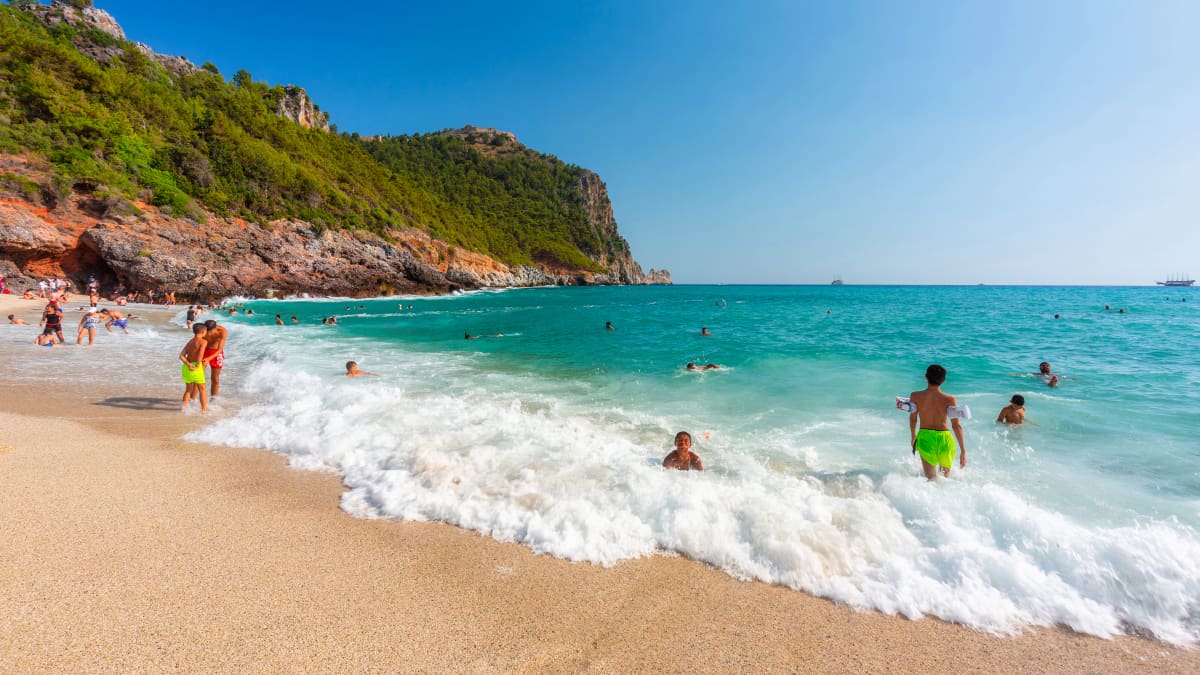 Zee en strand van Cleopatra Beach in Alanya, Turkije