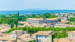 Uzès temperaturen, klimaat en het weer per maand