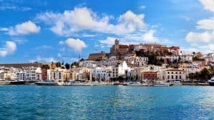Ibiza-stad temperaturen, klimaat en het weer per maand