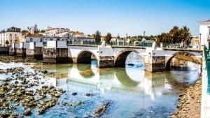 Weer en temperatuur in Tavira in april 2026