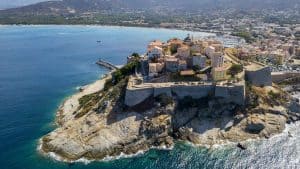 Calvi temperaturen, klimaat en het weer per maand
