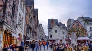 Tours temperaturen, klimaat en het weer per maand