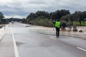 Afgesloten weg in Spanje door overstroming