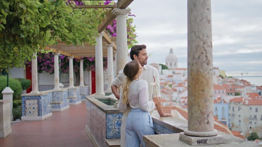 Een stel kijkt naar het uitzicht over Lissabon