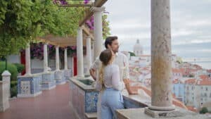 Een stel kijkt naar het uitzicht over Lissabon