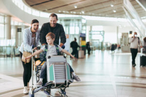 Familie op vliegveld met allemaal koffers